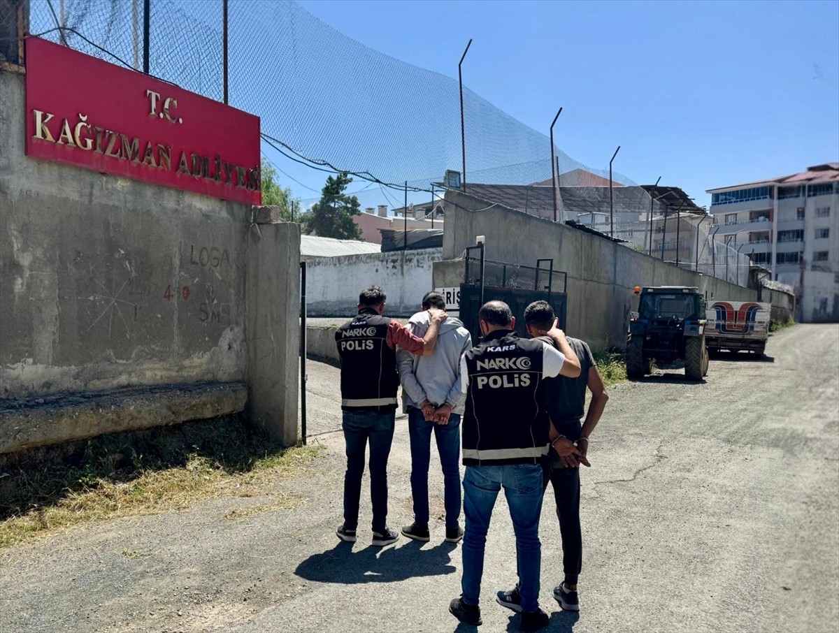 Kars'ın Kağızman ilçesinde sokak satıcılarına yönelik uyuşturucu operasyonunda gözaltına alınan 2...