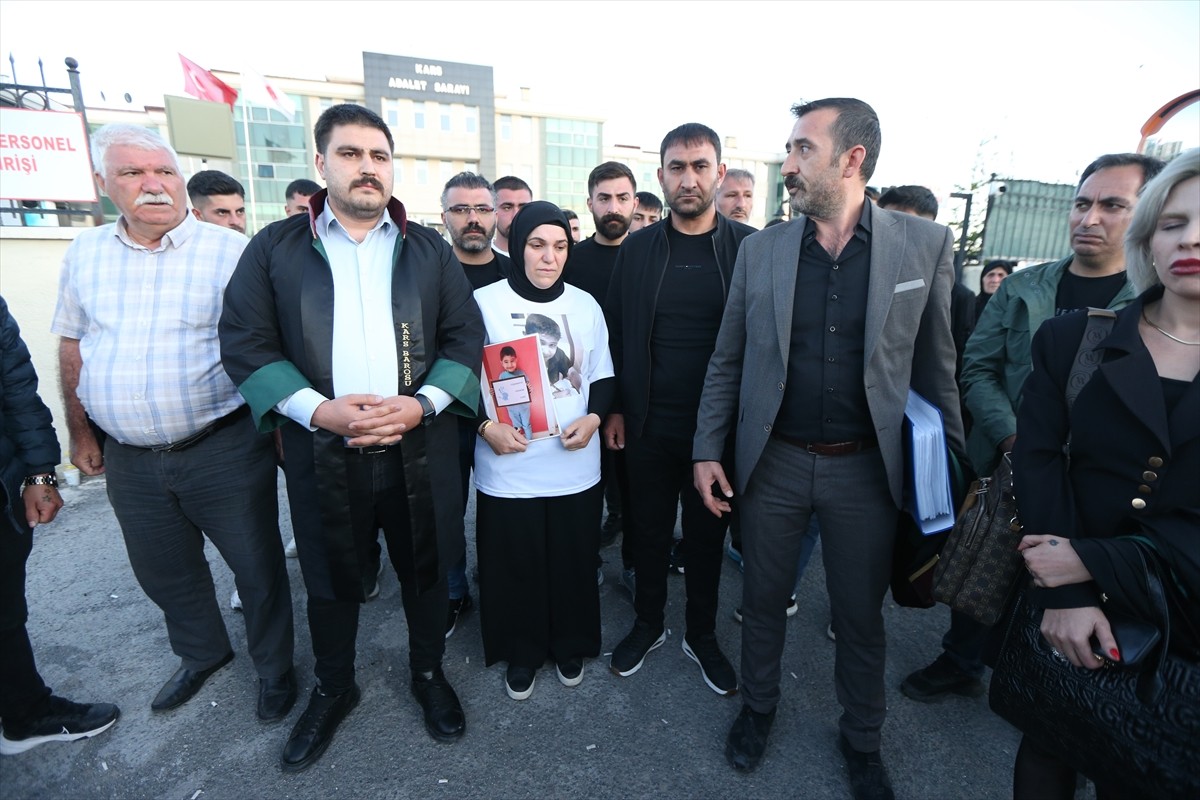 Kars'ta akülü aracıyla evinin önünde oynadığı sırada "maganda kurşunu" isabet etmesi sonucu...