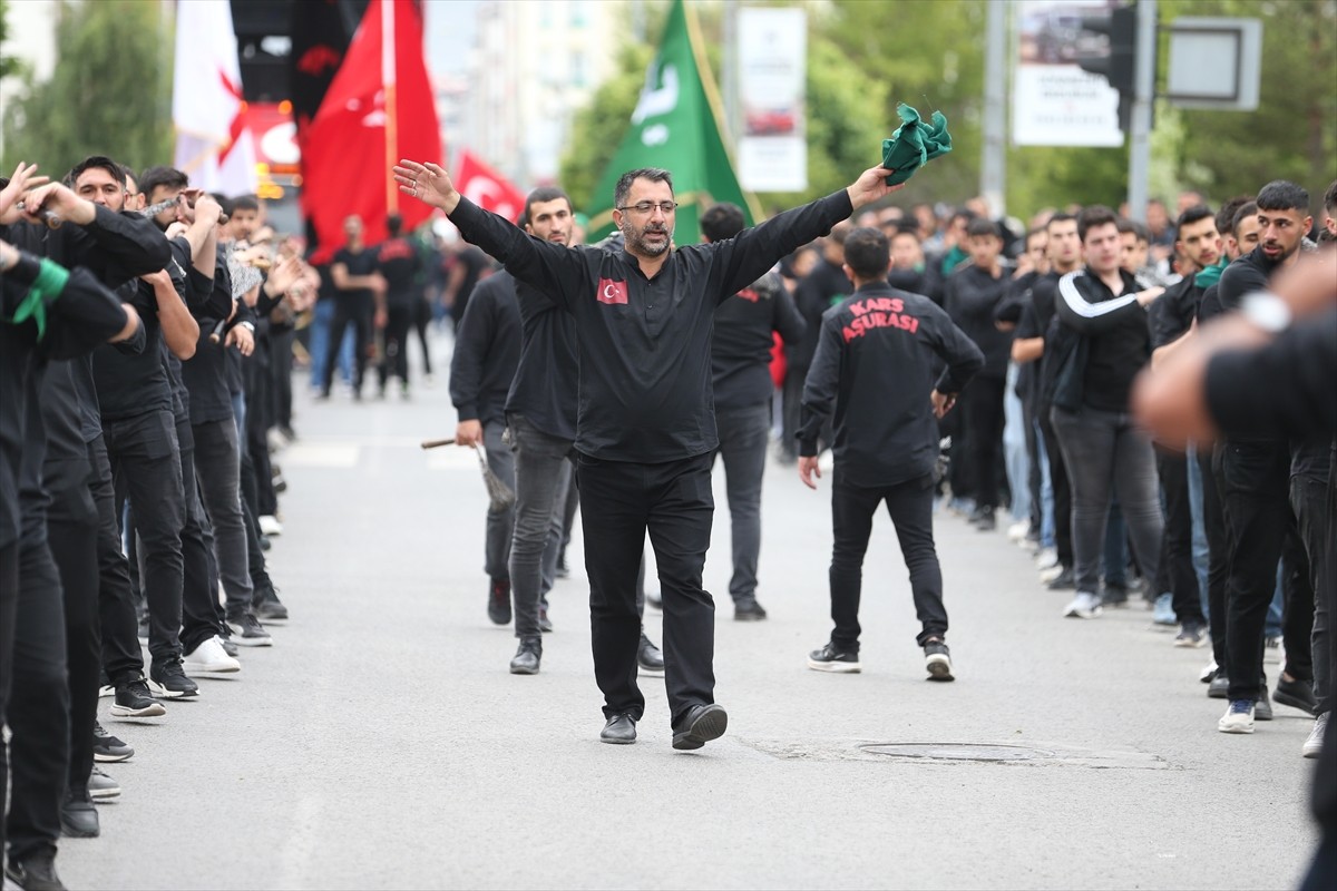 Kars'ta Kerbela şehitleri için anma programları düzenlendi. Hazreti Ali Çarşı Camisi önünde bir...