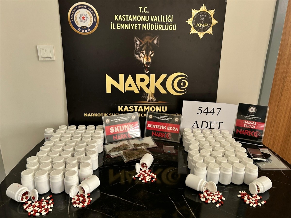 Kastamonu'da düzenlenen uyuşturucu operasyonunda gözaltına alınan 3 şüpheliden 1'i tutuklandı....