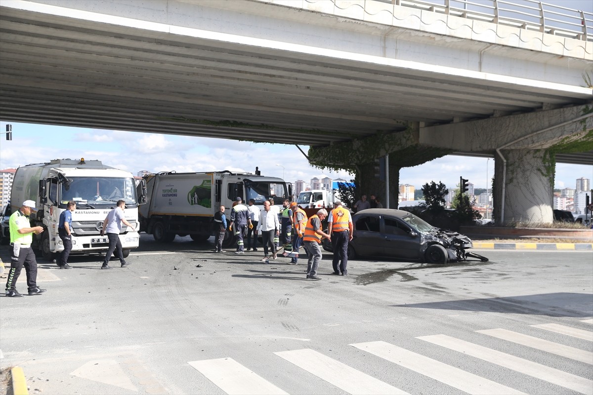 Kastamonu'da minibüs ile otomobilin çarpışması sonucu 4 kişi yaralandı. Kaza yerine itfaiye...