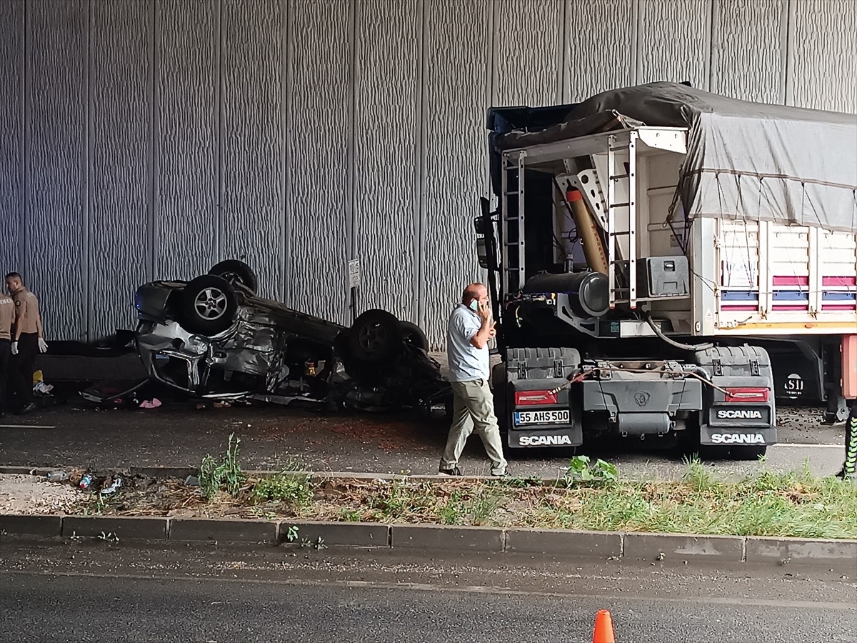 Kastamonu'nun Tosya ilçesinde tır ile otomobilin çarpışması sonucu biri çocuk 3 kişi öldü, 5 kişi...