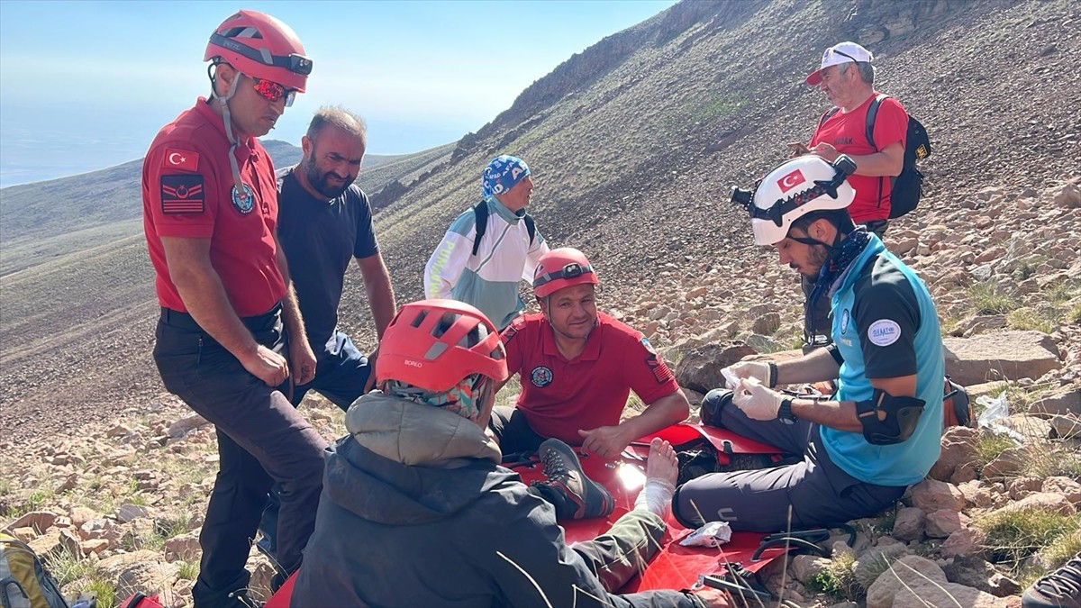Kayseri'de Erciyes Dağı'na tırmanan iki dağcı, iniş sırasında mahsur kaldıkları yerden...