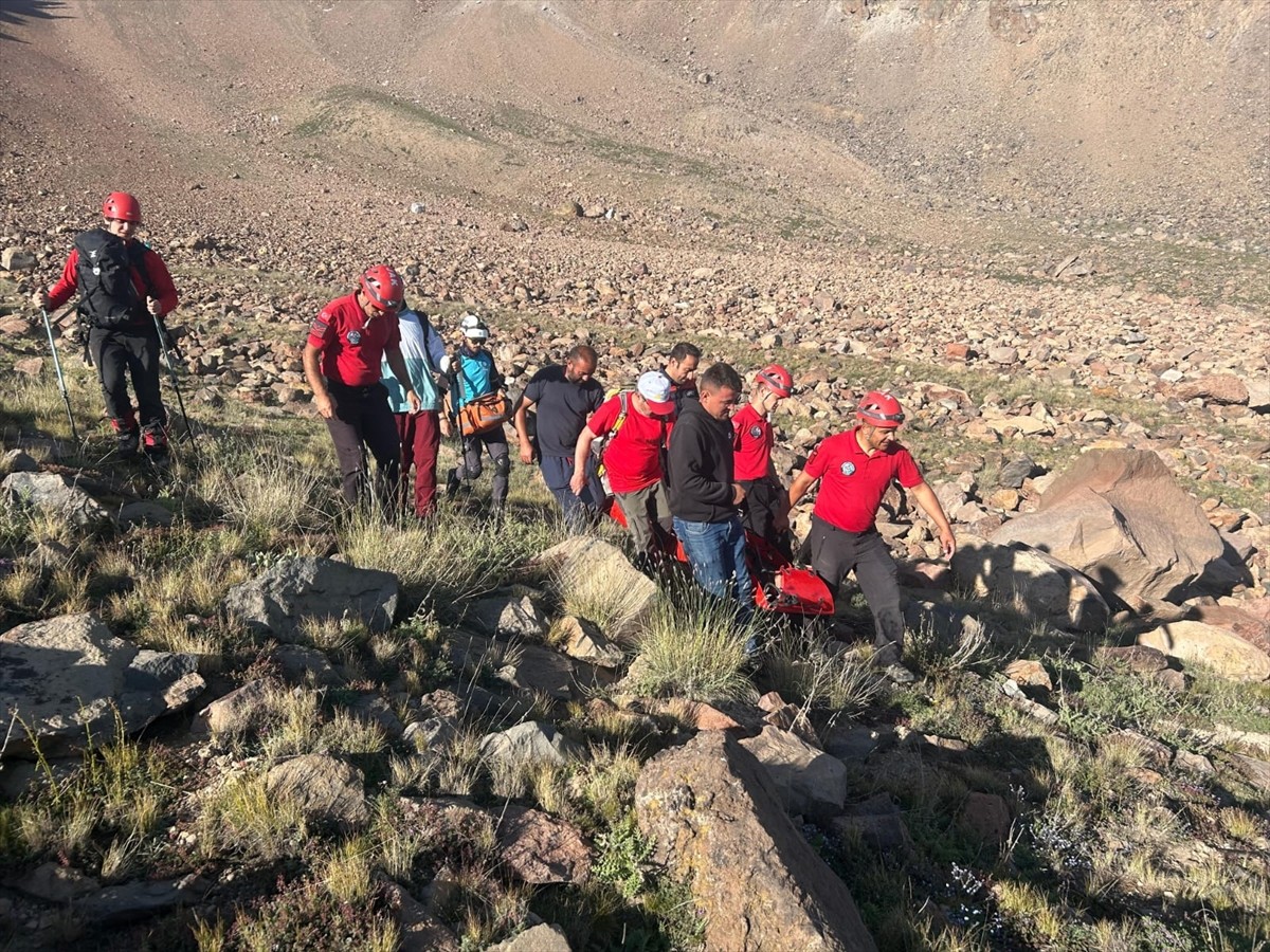 Kayseri'de Erciyes Dağı'na tırmanan iki dağcı, iniş sırasında mahsur kaldıkları yerden...