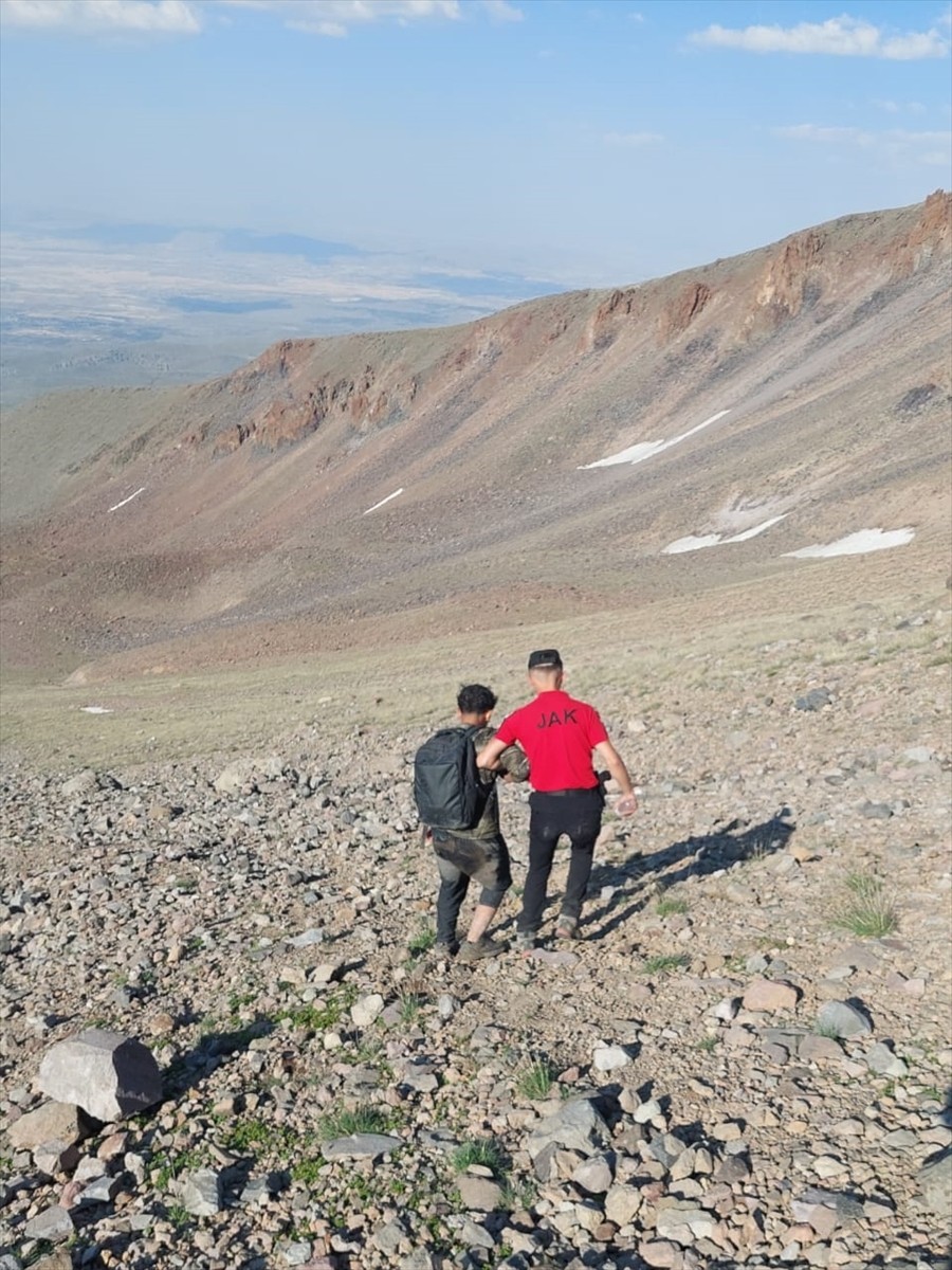 Kayseri'de, Erciyes Dağı'na tırmanırken mahsur kalan dağcı kurtarıldı.