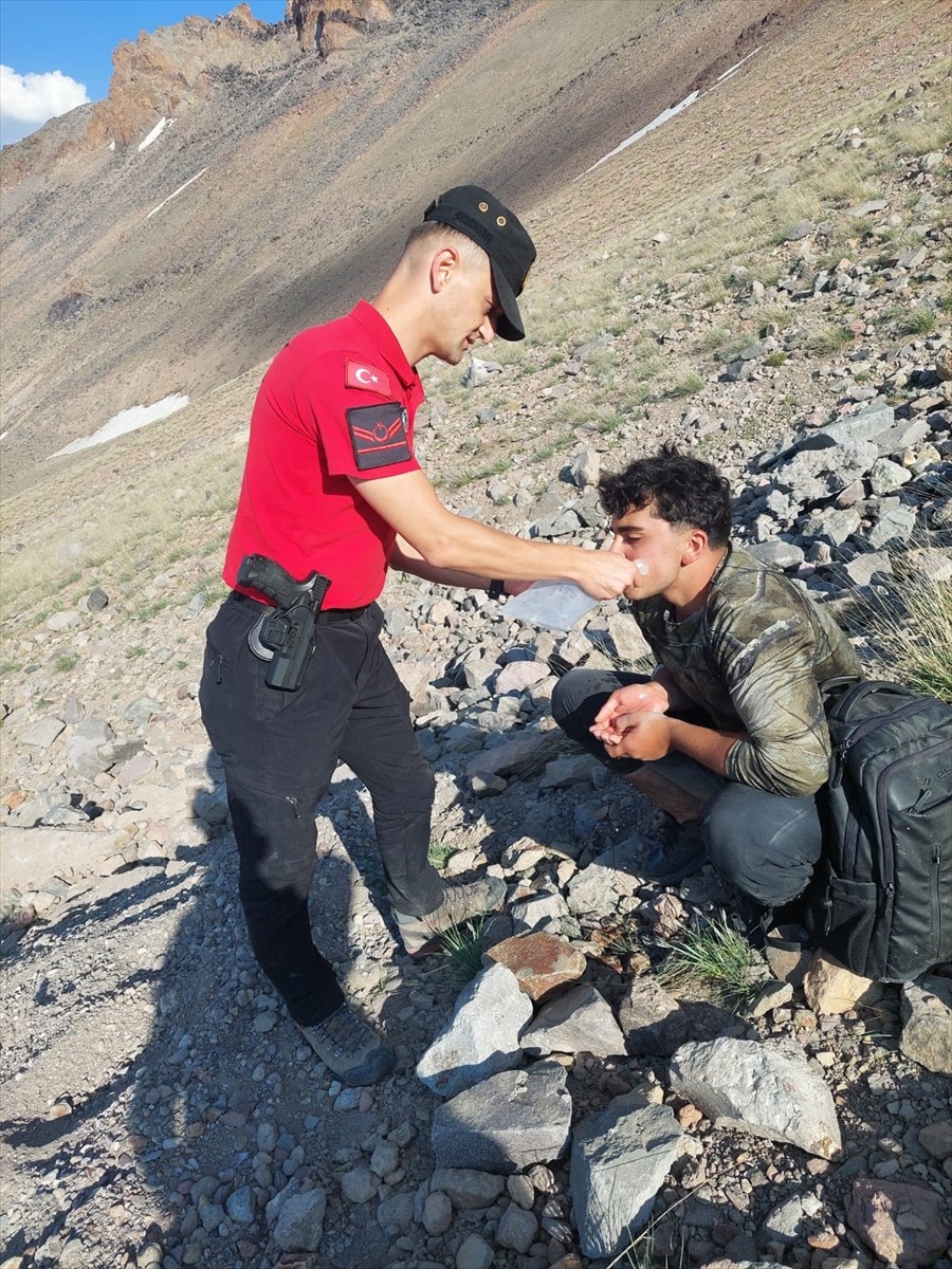 Kayseri'de, Erciyes Dağı'na tırmanırken mahsur kalan dağcı kurtarıldı.