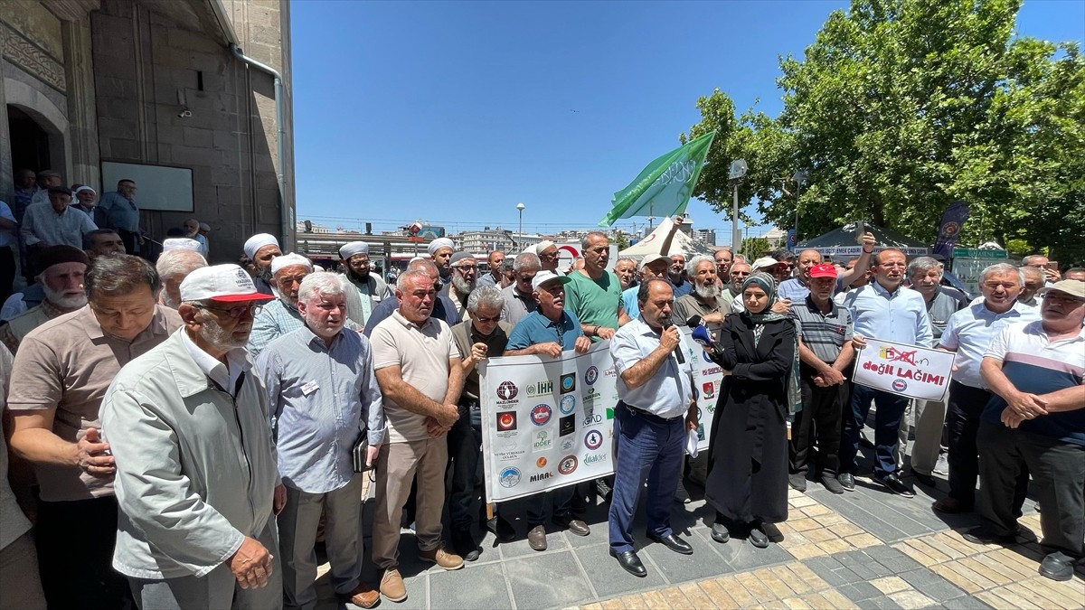 Kayseri'de, Kayseri Gönüllü Kültür Kuruluşları Hazreti Muhammed'in karikatür çizimini yayımlayan...