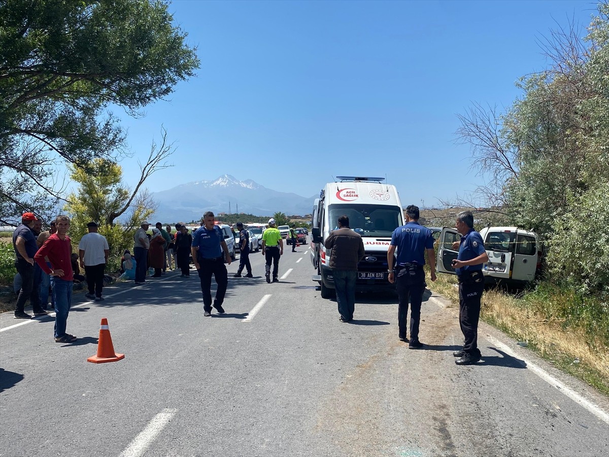 Kayseri'nin Kocasinan ilçesinde hafif ticari aracın, park halindeki hafif ticari araca çarptığı...