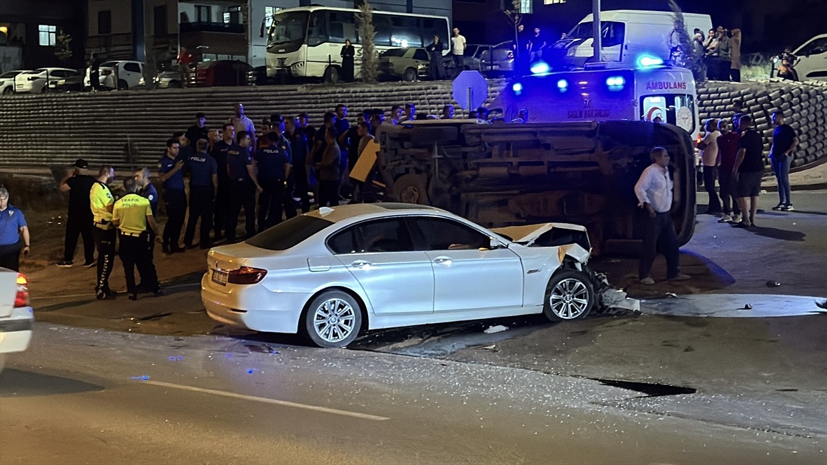 Kayseri'nin Kocasinan ilçesinde, otomobil ile minibüsün çarpışması sonucu 9 kişi yaralandı.