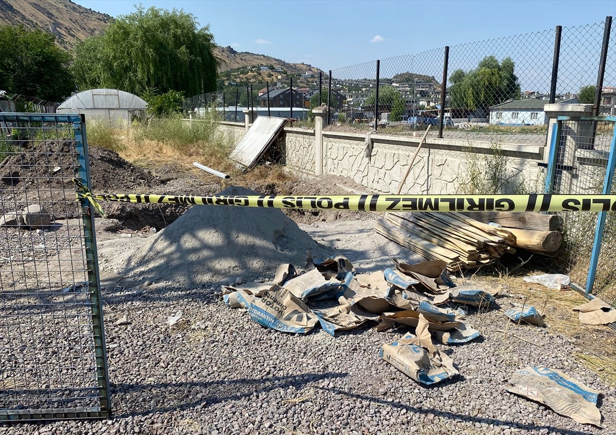 Kayseri'nin Melikgazi ilçesinde 1 işçi kanalizasyon çalışması sırasında meydana gelen toprak...