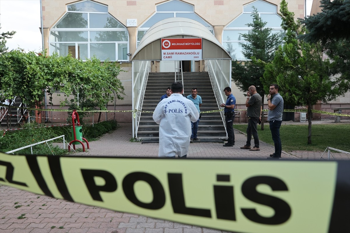 Kayseri'nin Melikgazi ilçesinde bir hafta önce park yeri nedeniyle kavga ettiği şüpheli tarafından...