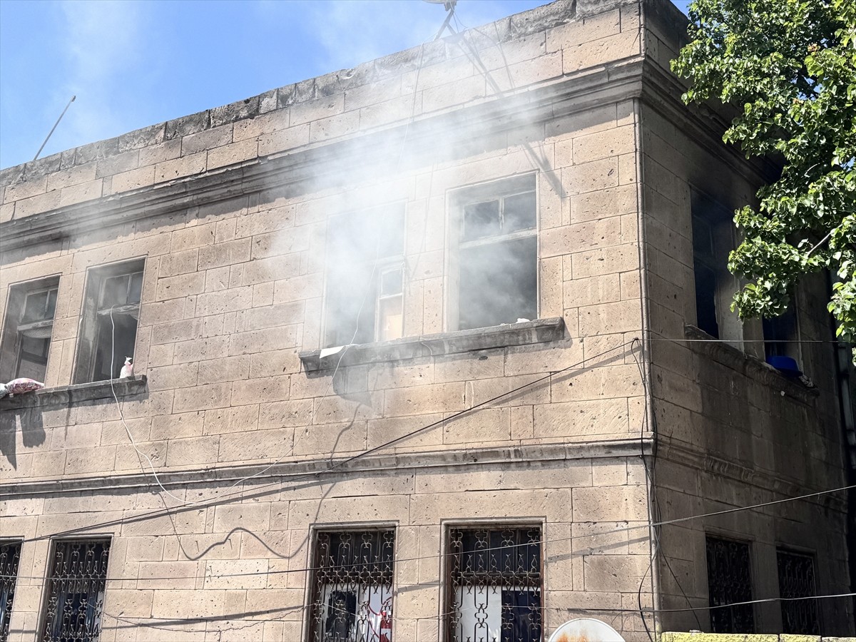 Kayseri'nin Melikgazi ilçesinde iki katlı evde çıkan yangında mahsur kalan 2'si çocuk 6 kişi...