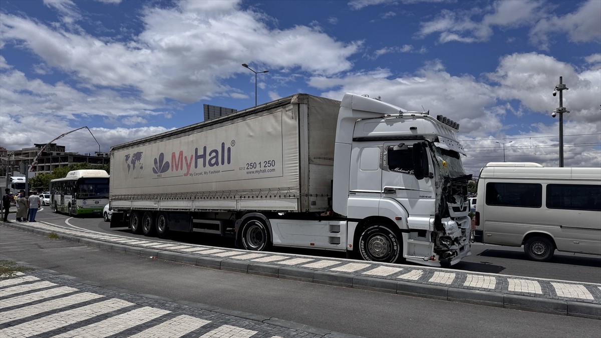 Kayseri'nin merkez Melikgazi ilçesinde tır, halk otobüsü ve SUV tipi aracın çarpışması sonucu 8...