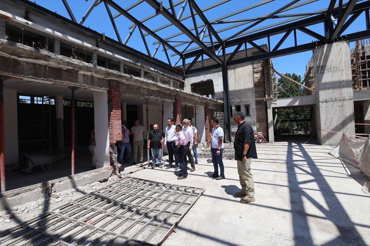 Kayseri Büyükşehir Belediye Başkanı Memduh Büyükkılıç (ortada), 7,5 milyon yıllık fosillerin...