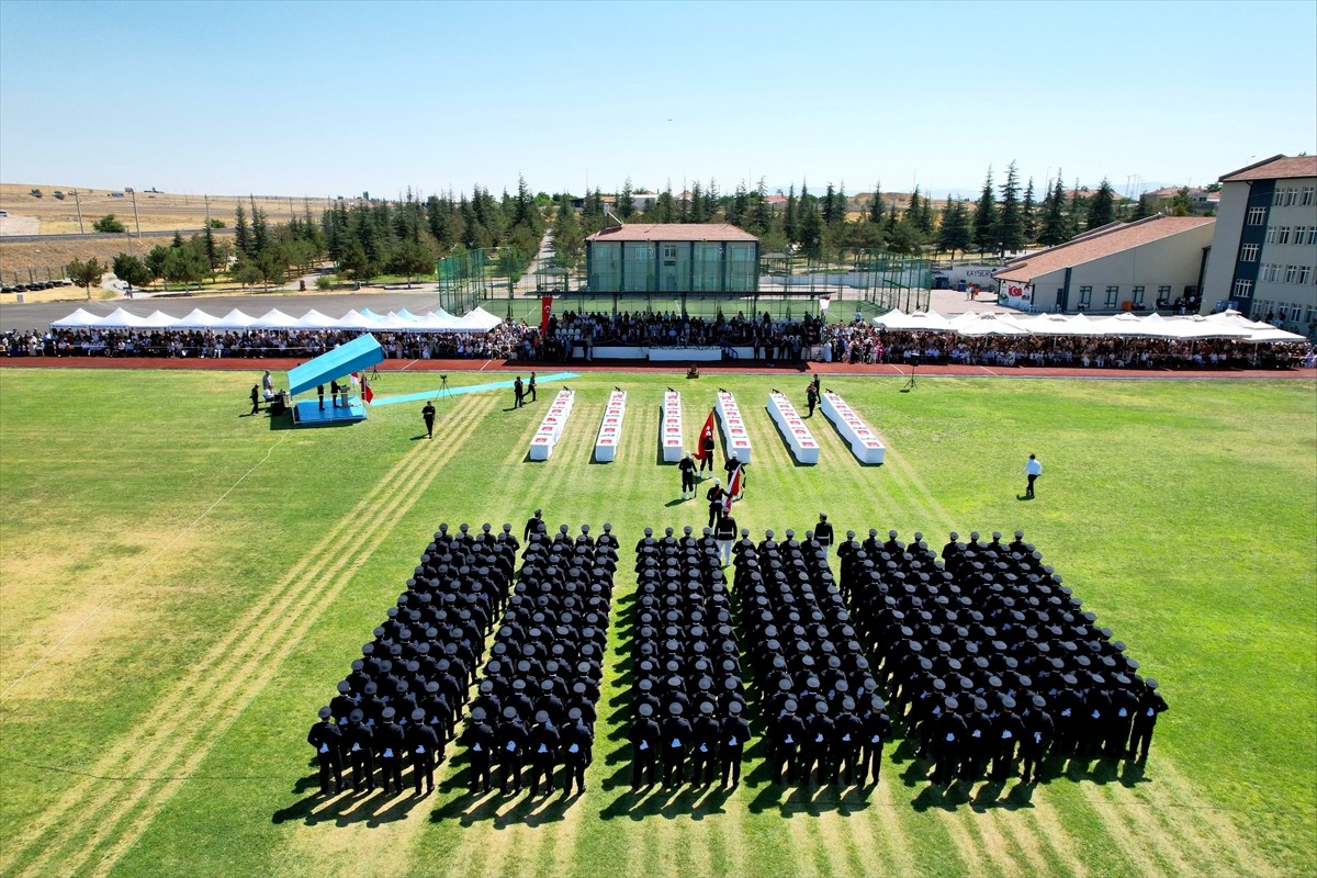 Kayseri Polis Meslek Eğitim Merkezi'nde (POMEM) eğitimlerini tamamlayan 312 polis adayı için...