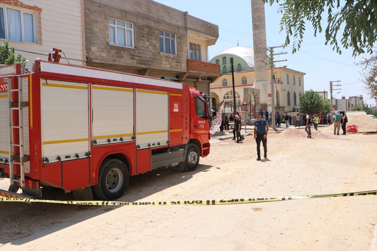 Kilis'te iş makinesinin zarar verdiği doğal gaz borusundaki gaz sızıntısından kaynaklanan yangında...
