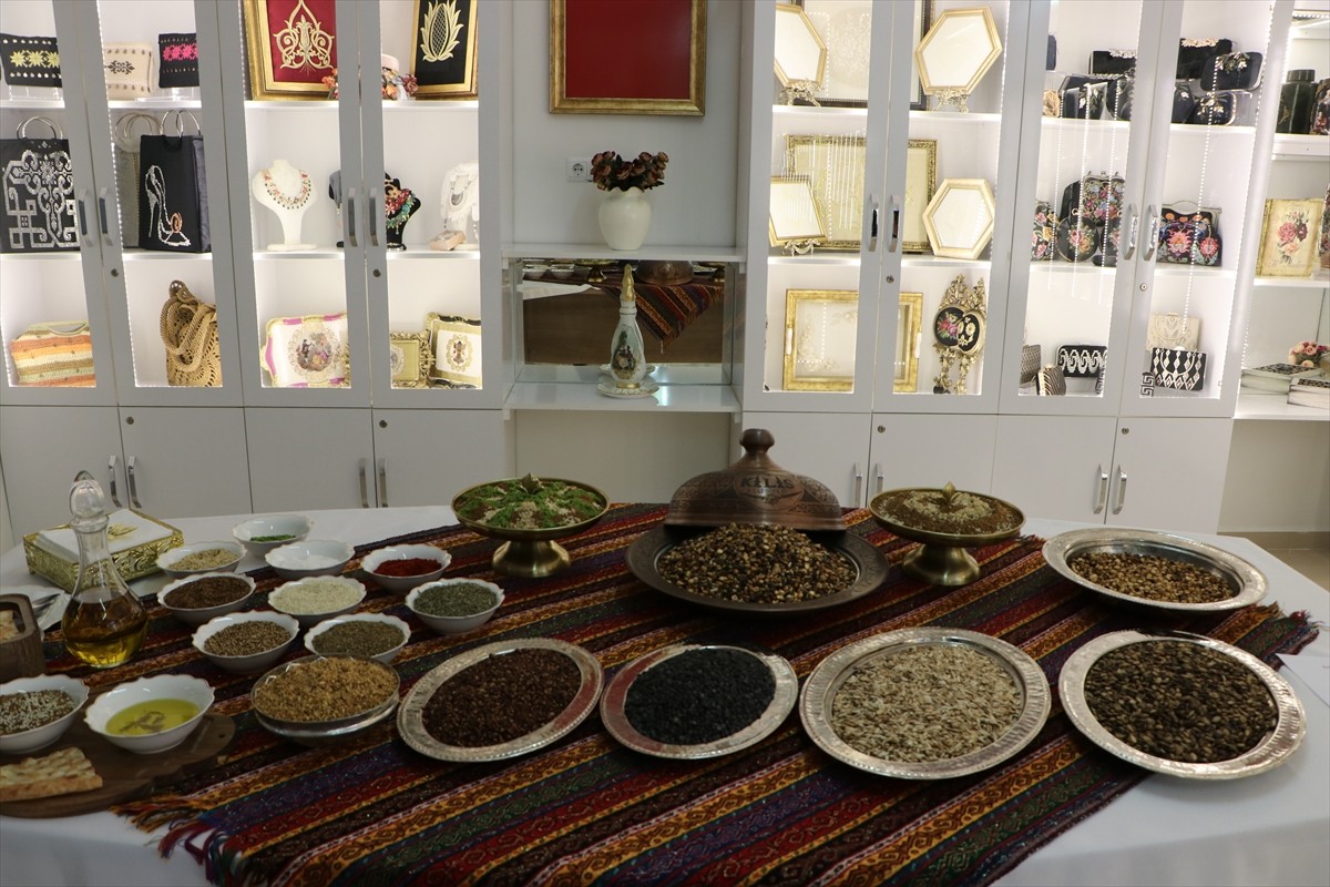 Kilis'te kahvaltının vazgeçilmez lezzetleri arasında yer alan zahter, coğrafi işaret tescili...