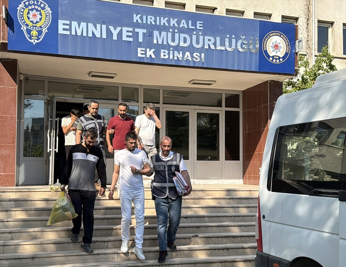 Kırıkkale'de polisin düzenlediği operasyonda 7'si hükümlü aranan 9 kişi yakalandı.