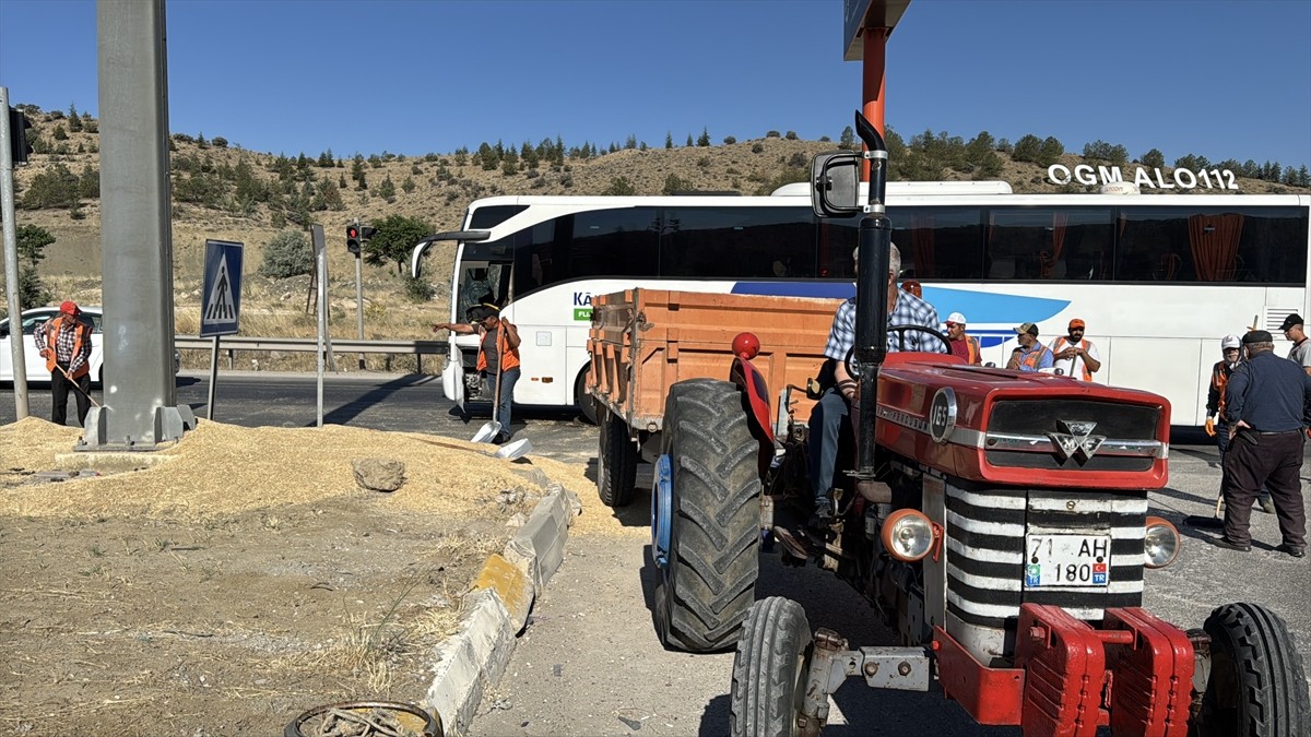 Kırıkkale'de yolcu otobüsü ile traktörün çarpışması sonucu 4 kişi yaralandı.