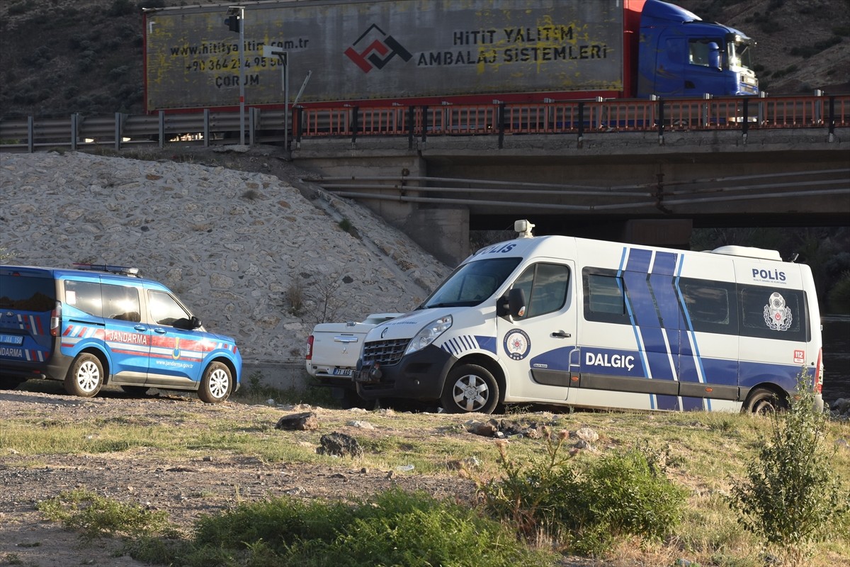 Kırıkkale'nin Yahşihan ilçesinde arkadaşlarıyla iddialaşarak köprüden Kızılırmak'a atlayan Suriye...