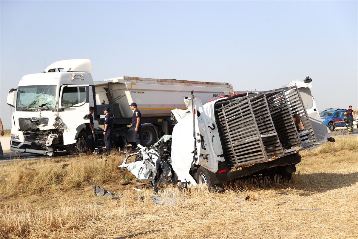 Kırklareli'nde tır ile panelvanın çarpışması sonucu 1 kişi öldü, 1 kişi yaralandı. Kaza yerine 112...