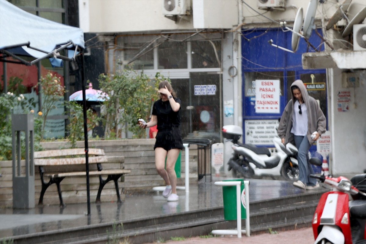 Kırklareli'nde zaman zaman etkili olan sağanak hava sıcaklığını düşürdü.