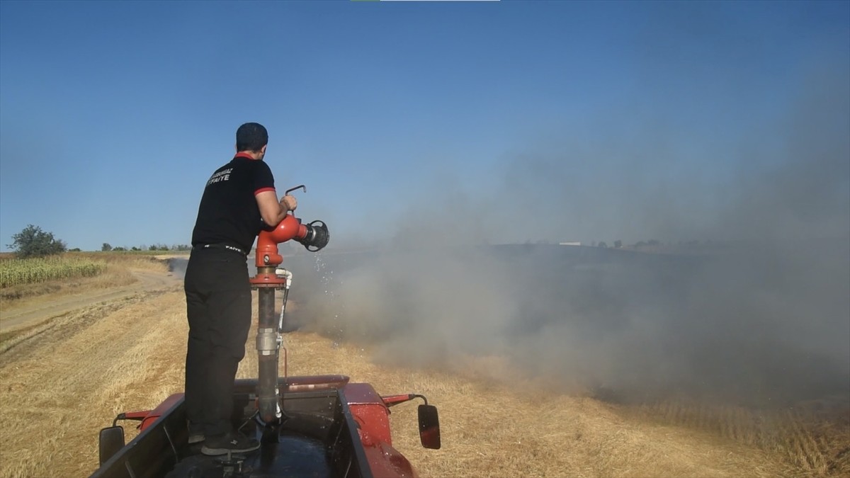 Kırklareli'nin Lüleburgaz ilçesinde otluk alanda başlayıp anıza sıçrayan yangın, ekiplerin...