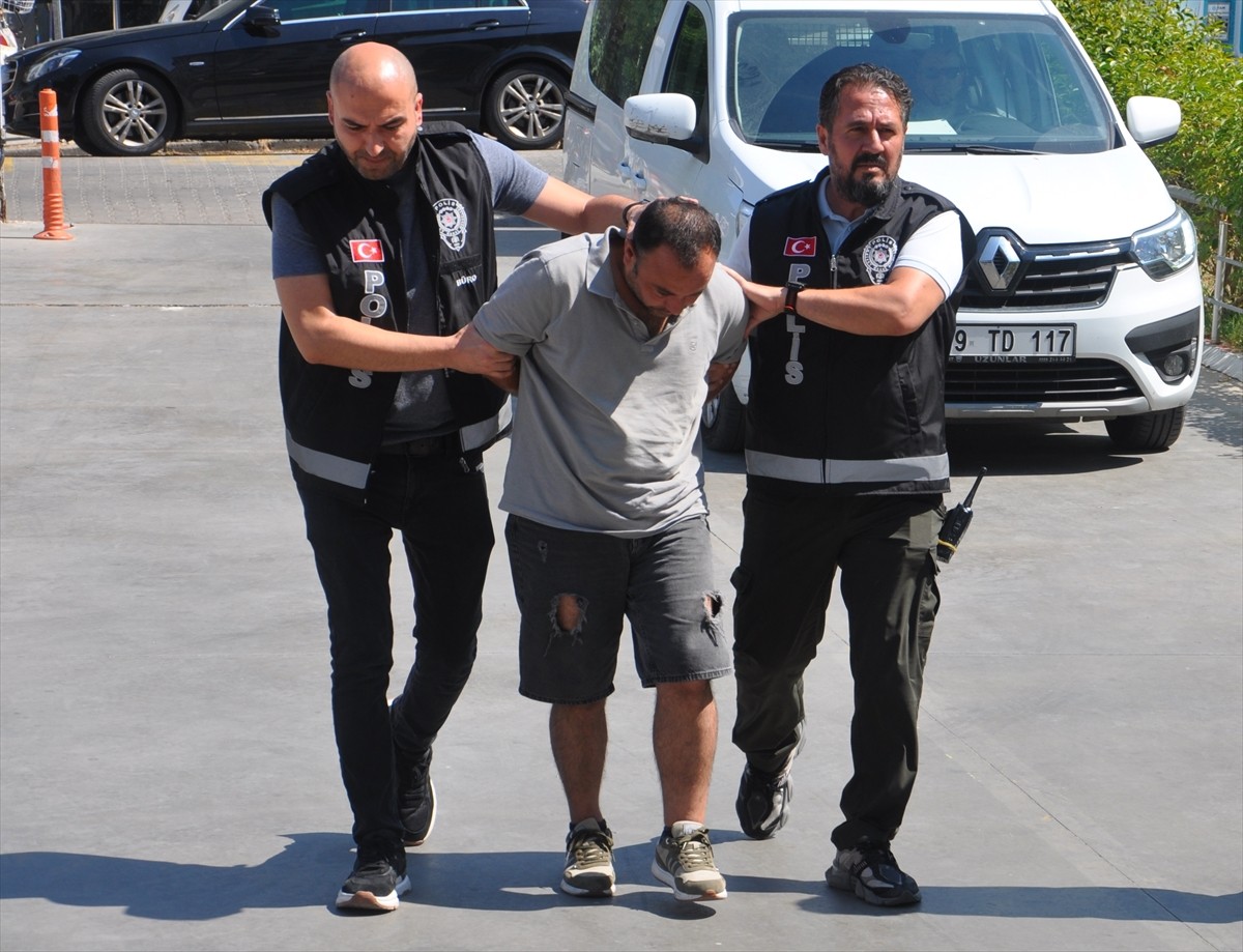 Kırklareli'nin Lüleburgaz ilçesinde tartıştığı kişiyi silahla öldüren zanlı tutuklandı.