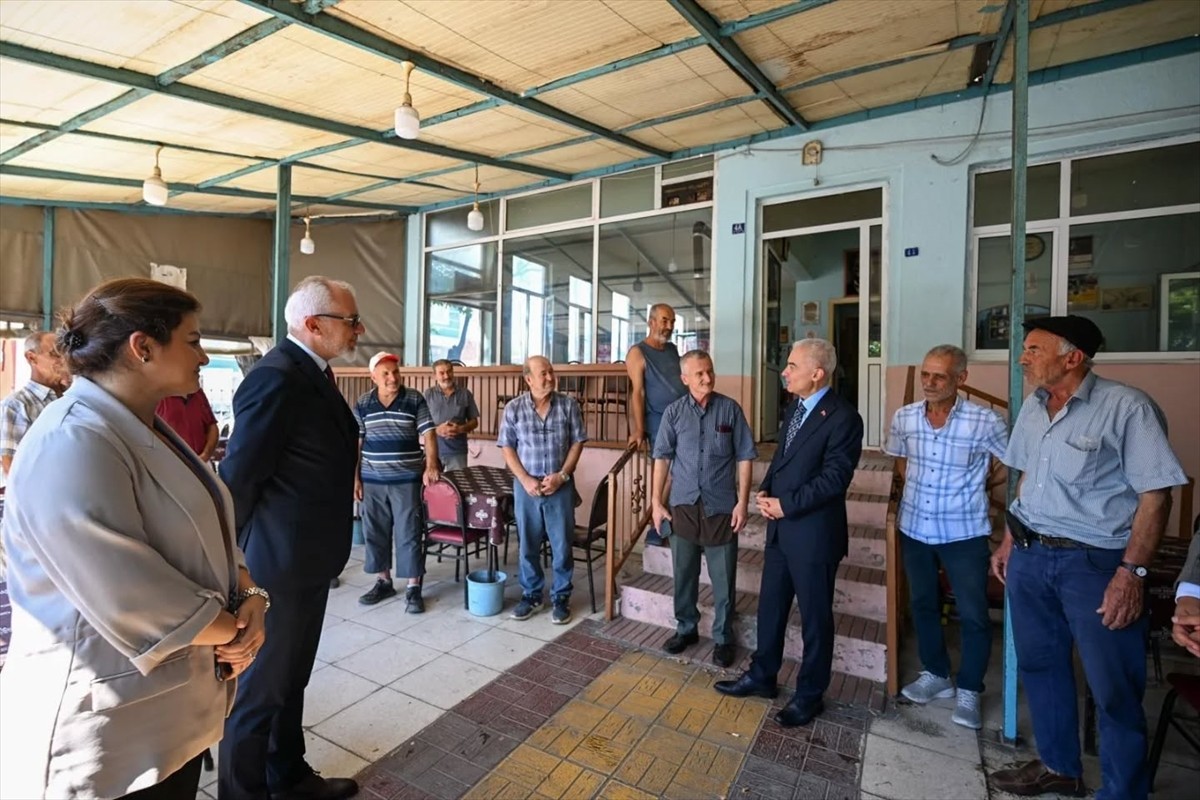 Kırklareli Valisi Uğur Turan, Vize ilçesinin Çakıllı beldesinde bir kahvehanede vatandaşlarla bir...