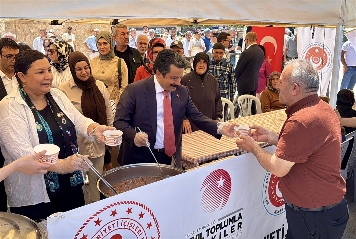 Kırşehir Şehit Aileleri Derneği tarafından 2 bin kişiye aşure ikram edildi. Dernek tarafından...