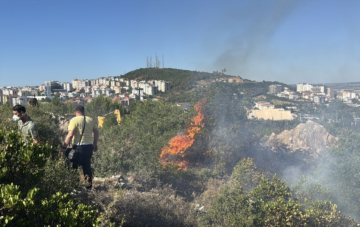Kocaeli'nin Gebze ilçesinde ağaçlık alanda çıkan yangın, ekiplerin havadan ve karadan...