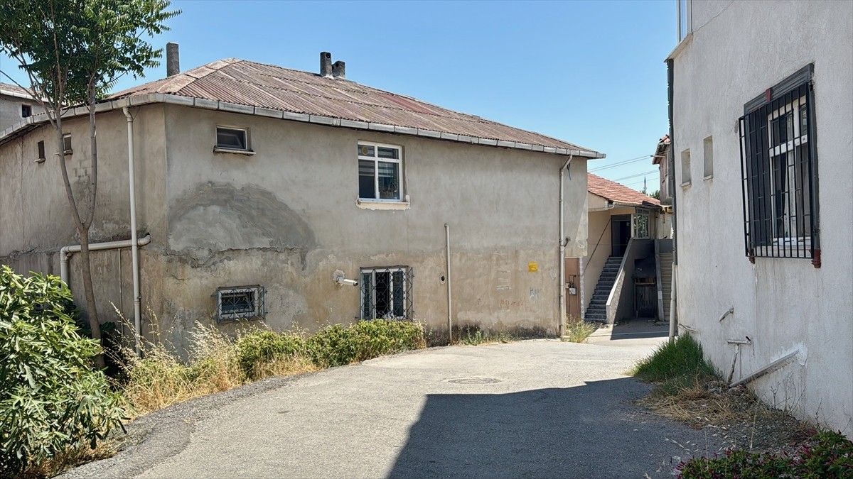 Kocaeli'nin Gebze ilçesinde bir kadının silahla öldürülmesine ilişkin aralarında eşinin de...