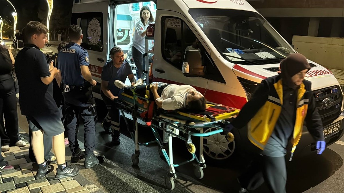 Kocaeli'nin Gebze ilçesinde otomobil ile motosikletin çarpışması sonucu 2 kişi yaralandı.