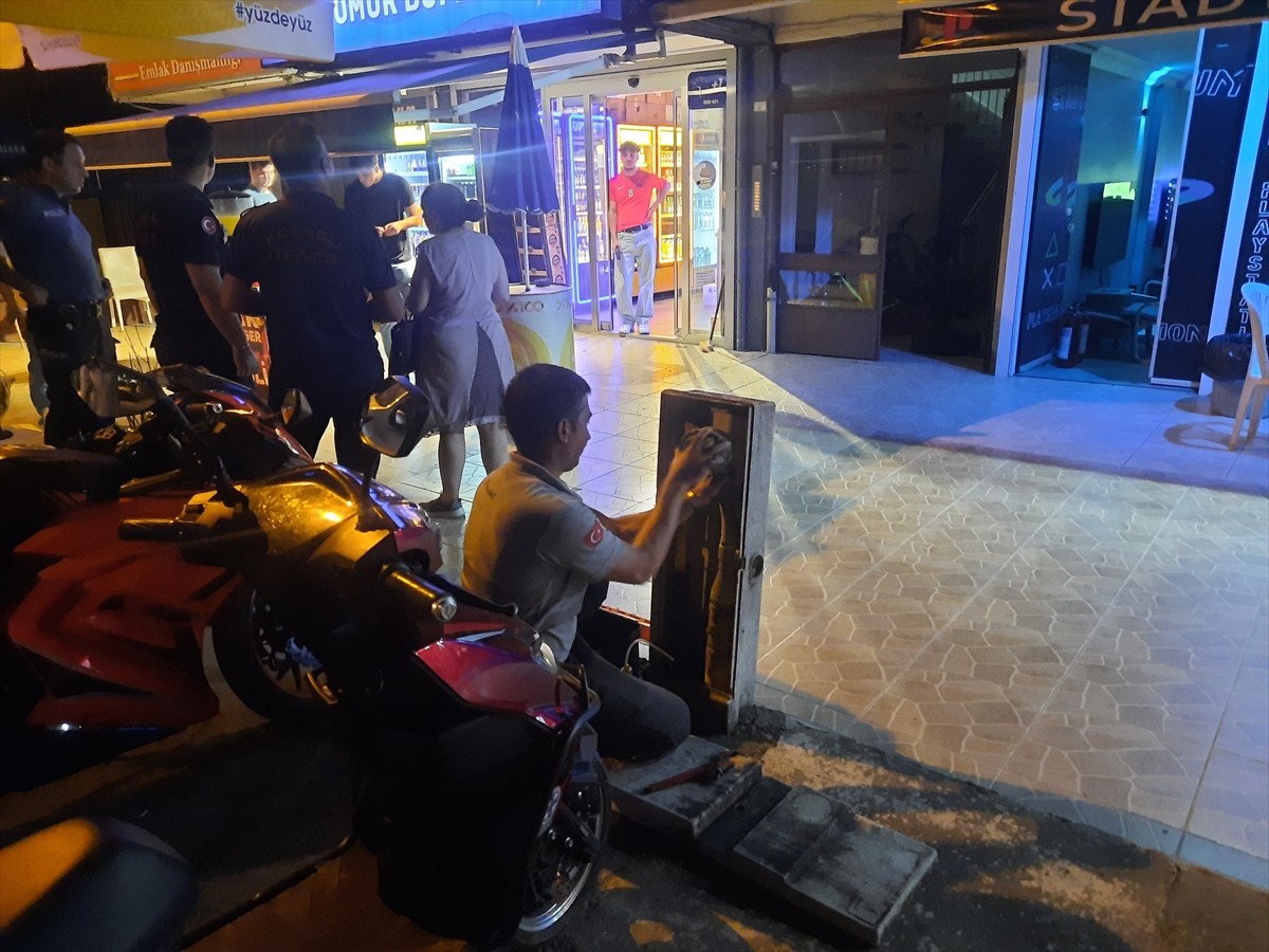 Kocaeli'nin Gölcük ilçesinde bir apartmanda gaz kaçağı olduğu şüphesiyle bina sakinleri tahliye...