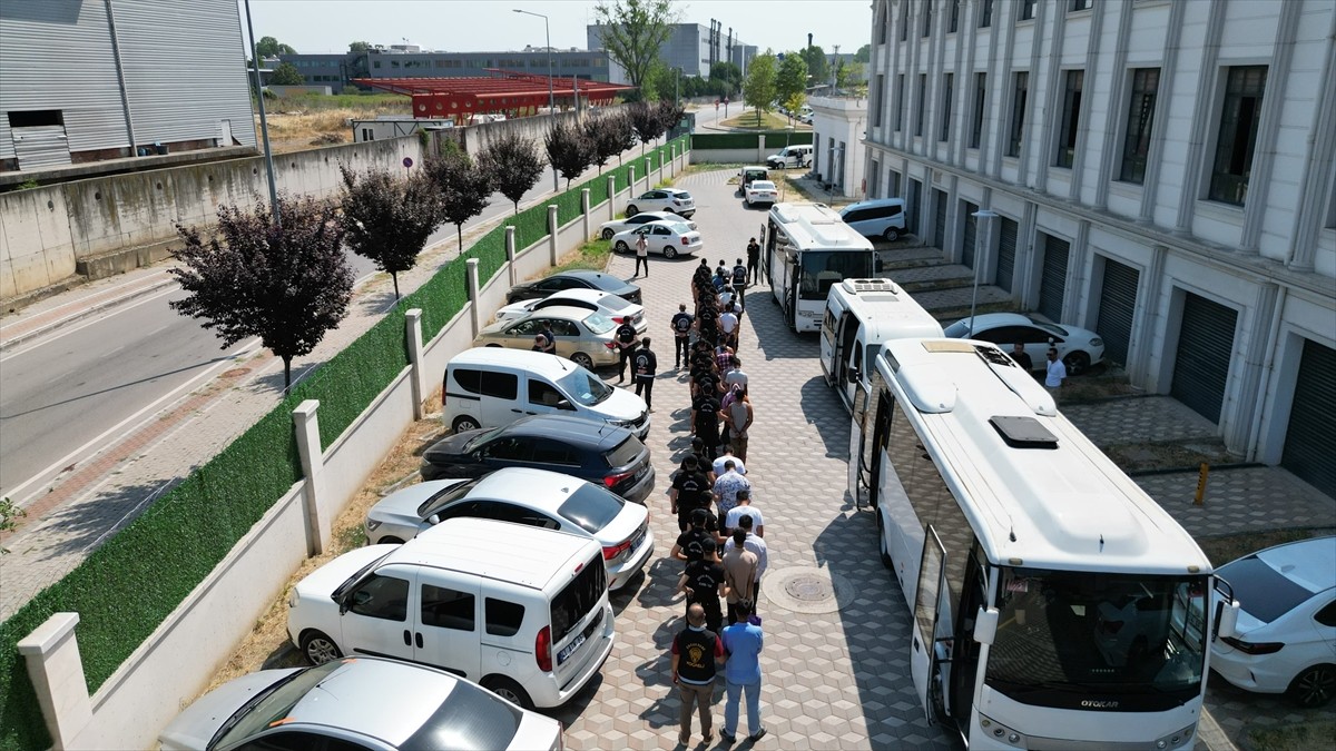 Kocaeli'nin İzmit ilçesinde 5 kişinin yaralandığı kavgaya ilişkin gözaltına alınan 22 şüpheliden...