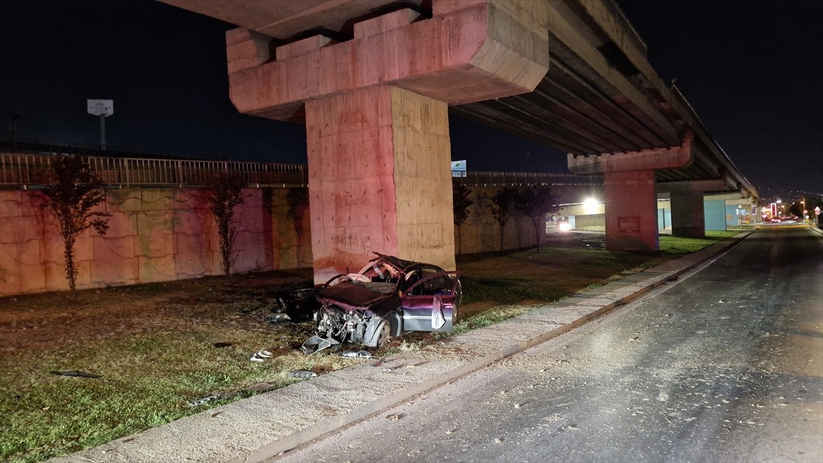 Kocaeli'nin İzmit ilçesinde otomobilin otoyol bağlantı köprü ayağına çarpması sonucu 2 kişi ağır...