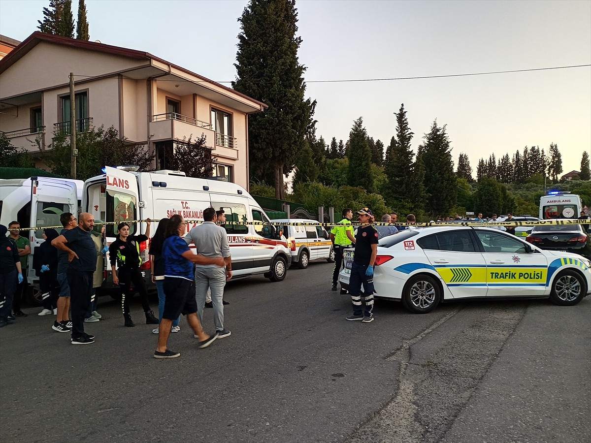 Kocaeli'nin Karamürsel ilçesinde silahla vurulan baba ve oğlu yaşamını yitirdi.