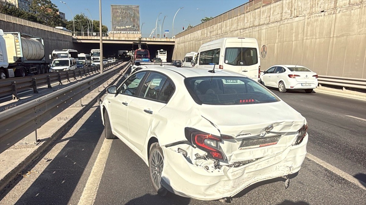 Kocaeli’nin Gebze ilçesinde 4 aracın karıştığı zincirleme trafik kazası nedeniyle trafik yoğunluğu...