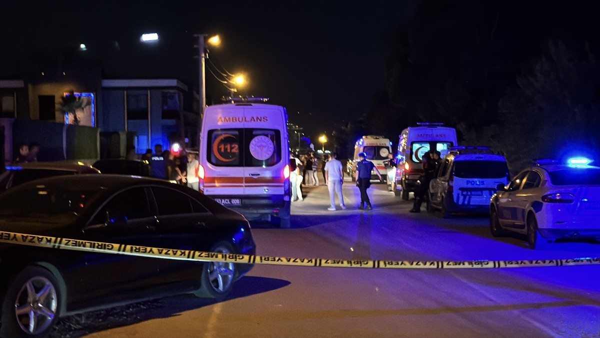 Kocaeli’nin Kartepe ilçesinde bir kişi tartıştığı 2 yeğenini öldürdü,1 yeğenini yaraladı. İhbar...