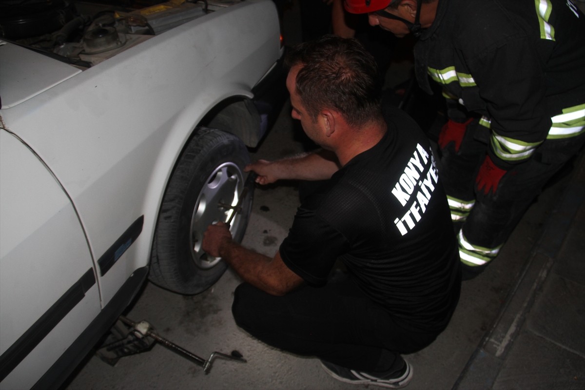 Konya'nın Beyşehir ilçesinde bir otomobilin jantına giren yılan, itfaiye ekiplerince...