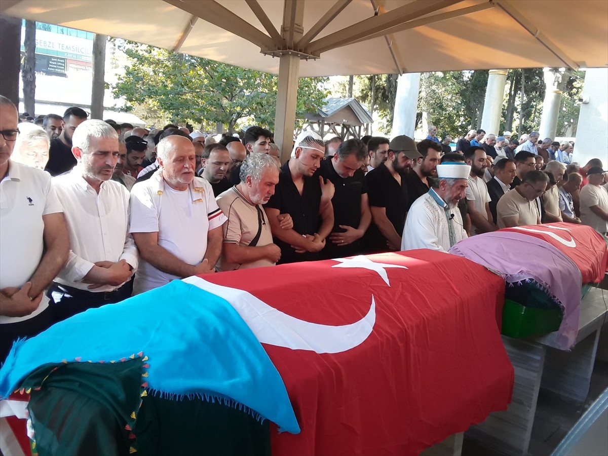 Konya'nın Derebucak ilçesinde önceki gün tarlaya devrilen otomobilde yaşamını yitiren 1'i bebek 3...