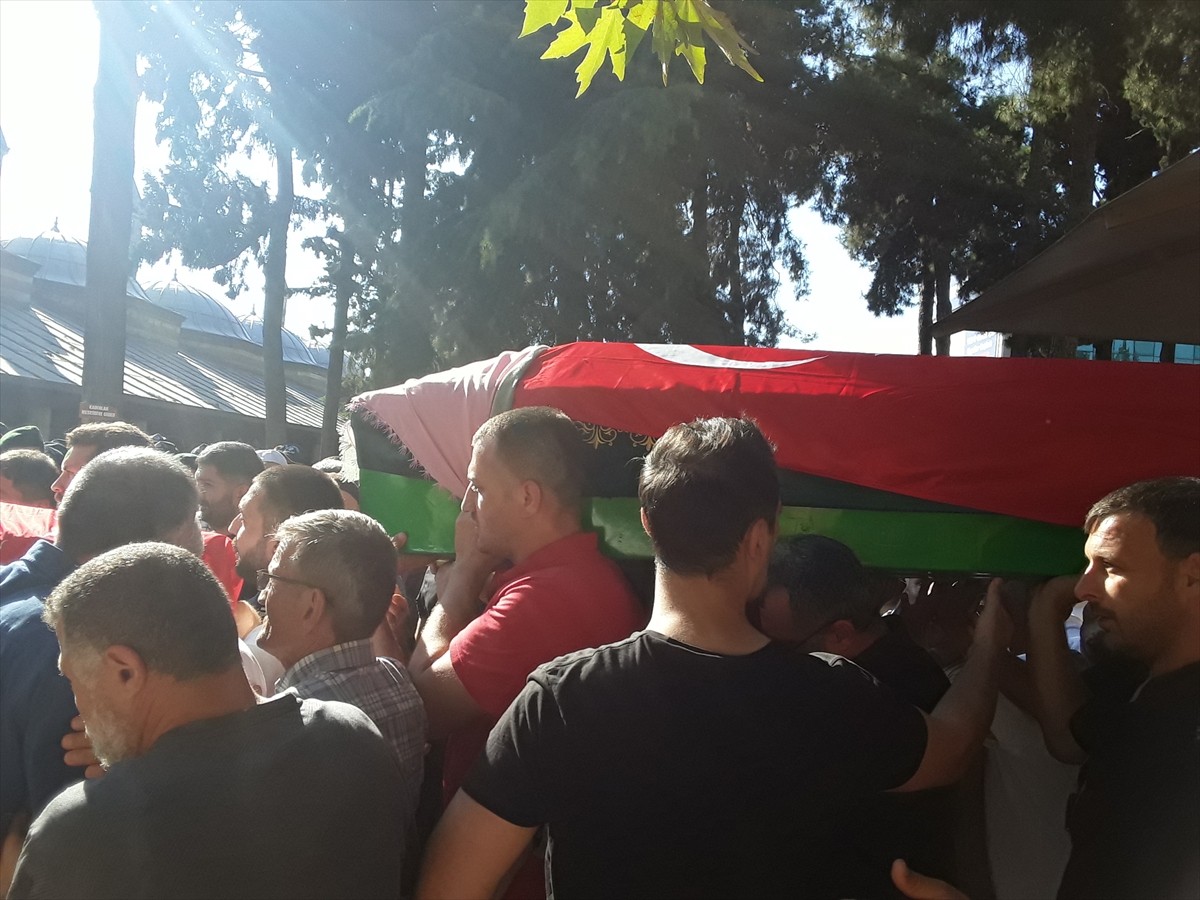 Konya'nın Derebucak ilçesinde önceki gün tarlaya devrilen otomobilde yaşamını yitiren 1'i bebek 3...