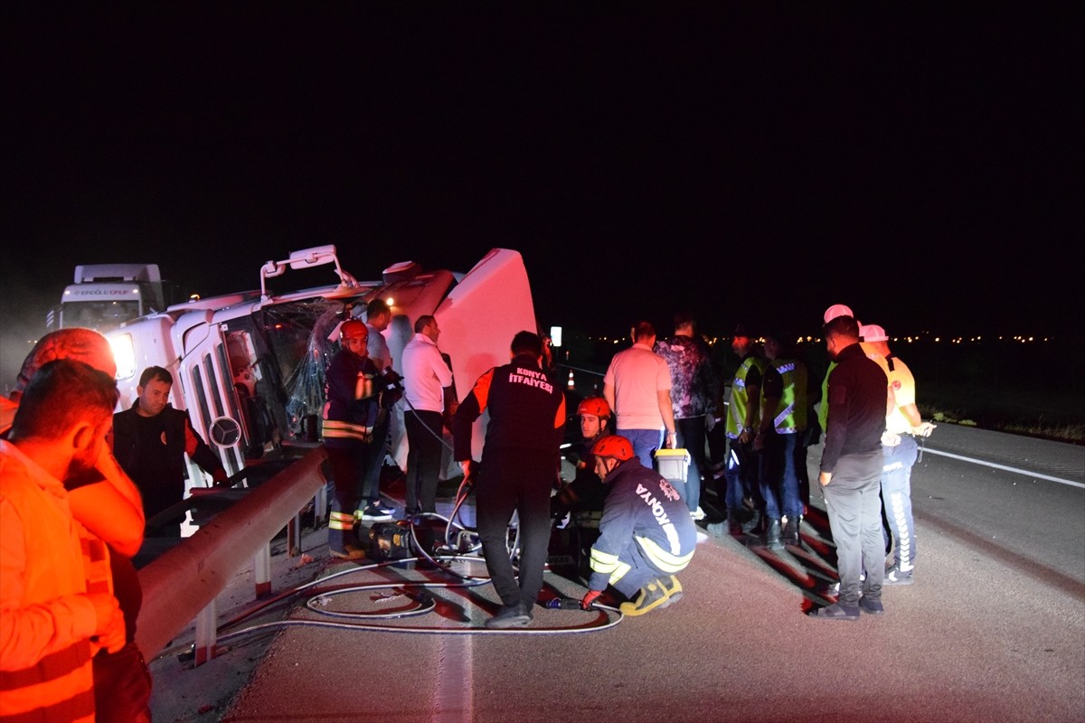 Konya'nın Kulu ilçesinde devrilen tırın sürücüsü hayatını kaybetti. Kaza yerine sağlık, polis ve...