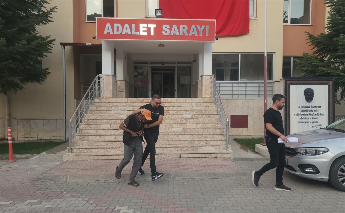 Konya'nın Seydişehir ilçesinde düzenlenen uyuşturucu operasyonunda gözaltına alınan karı koca...