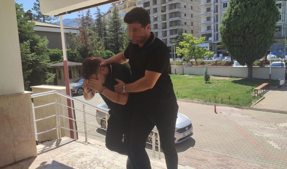 Konya'nın Seydişehir ilçesinde düzenlenen uyuşturucu operasyonunda gözaltına alınan zanlı...