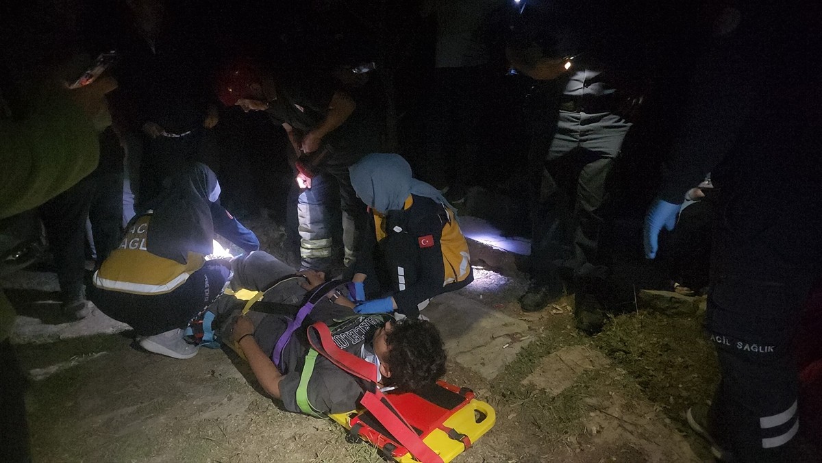 Konya'nın Seydişehir ilçesinde piknik için gittikleri yerin yakınındaki kayalıklarda mahsur kalan...