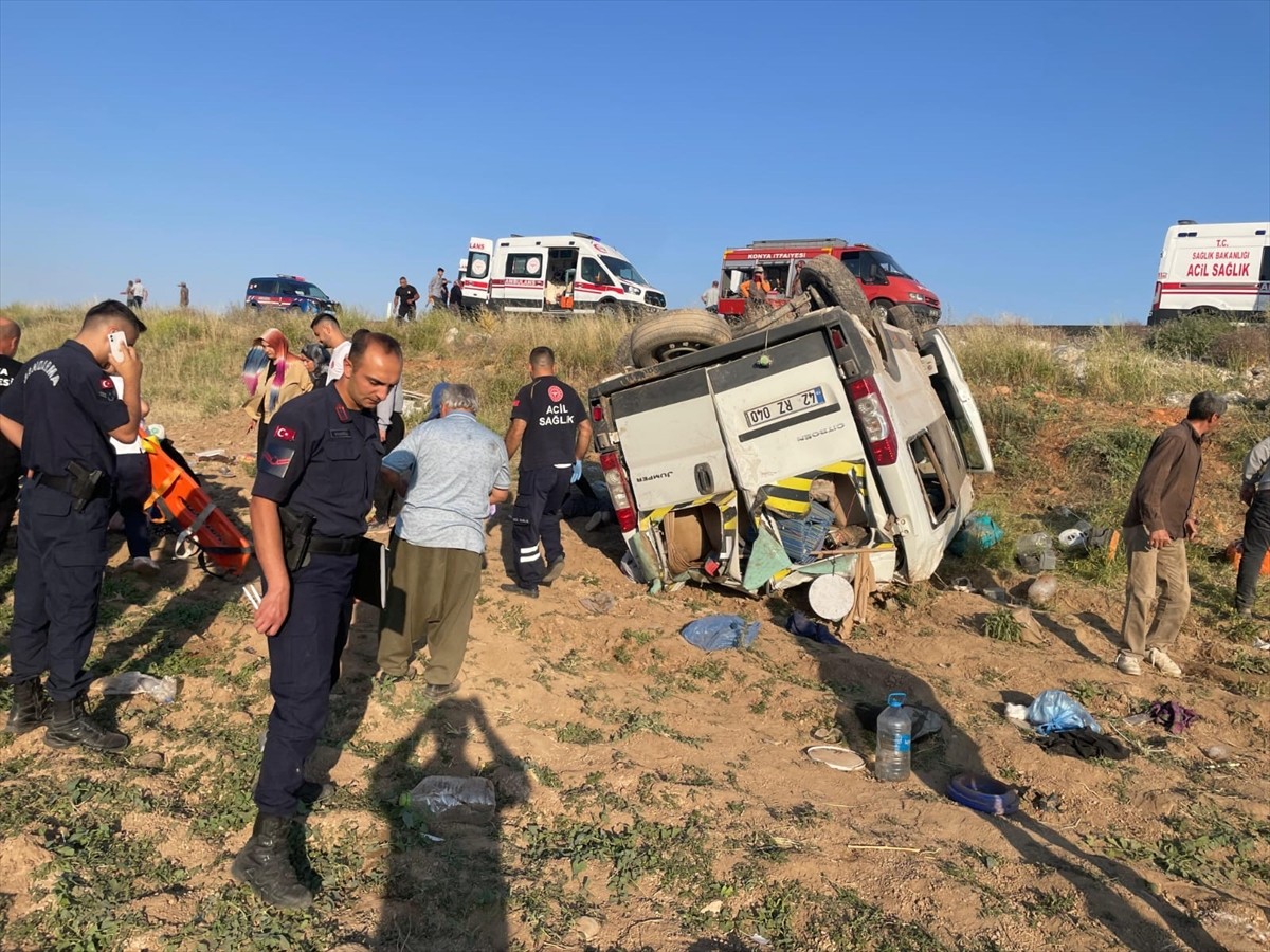 Konya'nın Yunak ilçesinde tarım işçilerini taşıyan minibüsün devrilmesi sonucu 15 kişi...