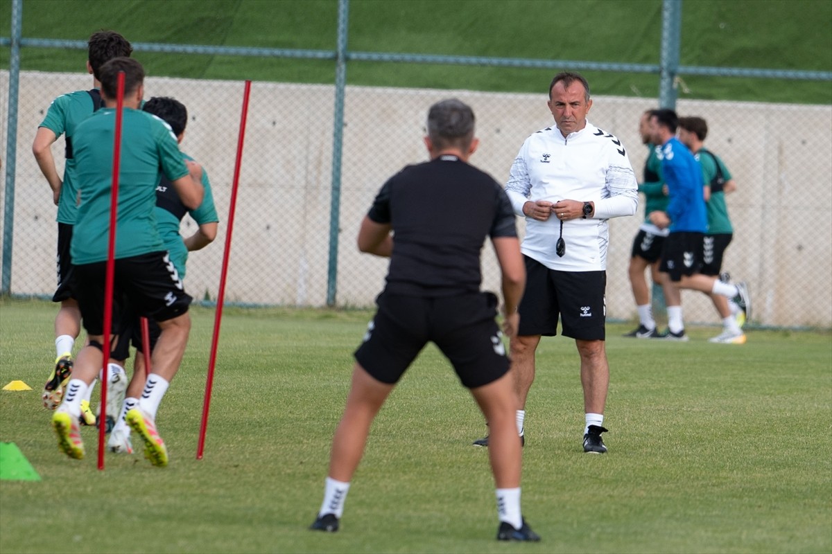 Konyaspor'da teknik direktörü Recep Uçar, yeni sezon hazırlıklarını Erzurum'daki Yüksek İrtifa...