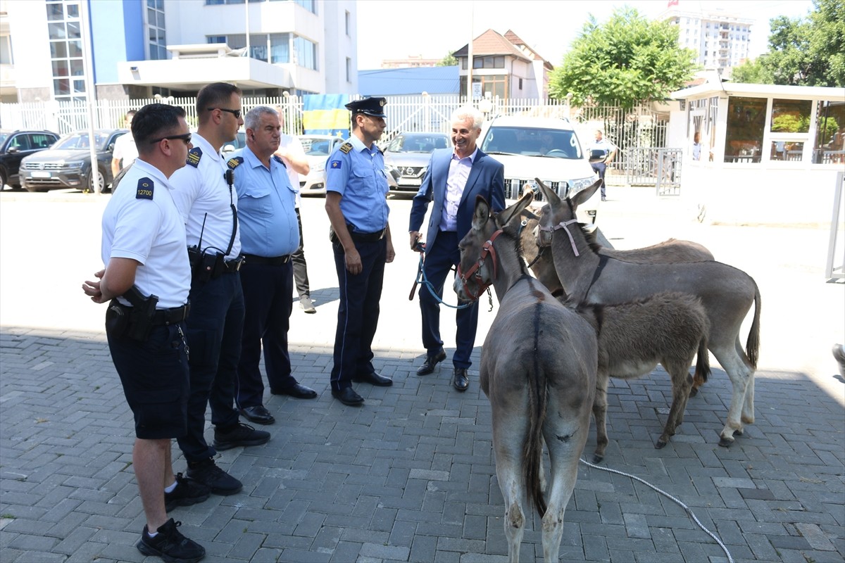 Kosovalı bir aktivist, 15 Nisan’dan bu yana 41’inci defa toplanarak başkanını seçemeyen siyasi...