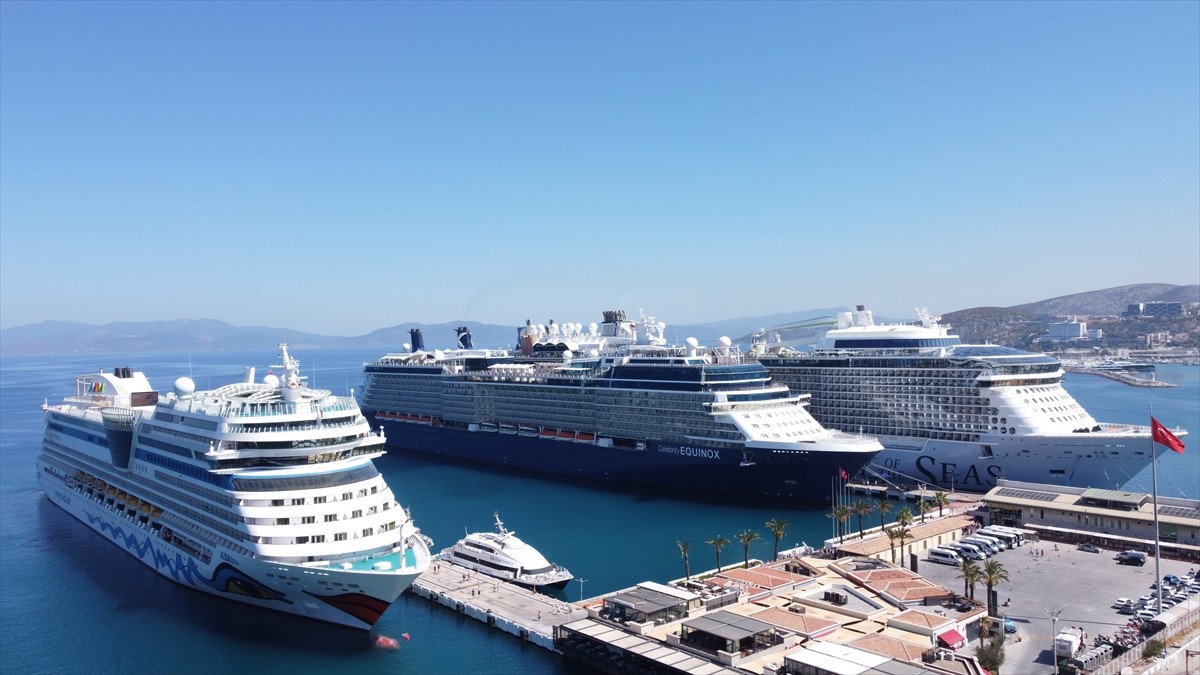 Kruvaziyer turizminin önemli noktalarından Aydın'ın Kuşadası ilçesi, 3 gemiyle gelen 9 bin 350...